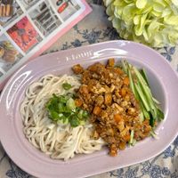 可能是炒麵、麵、拉麵和文字的圖像
