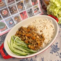 可能是麵、豆腐、拉麵、炒麵和文字的圖像