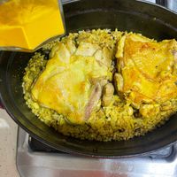 可能是印度香料飯、燉小牛膝、西班牙大鍋飯和北非小米飯的圖像