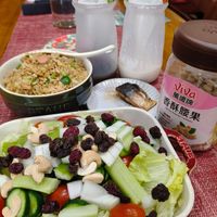 可能是豆腐和顯示的文字是「 KEWPIE わさび” ドレッシング Witsabi Dresina KEWPIE シーザーサラダ ドレッシング p Vlaa rbosas 香酥腰果 香际膠果 Teiteg 萬歲牌 νινα Cashews ငခ STALE STAUB 」的圖像