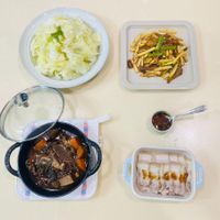 可能是炒麵和豆腐的圖像
