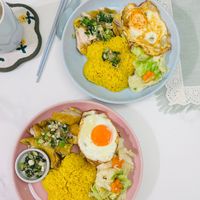 可能是北非小米飯、蛋黃、印度香料飯、水波蛋和炒飯的圖像
