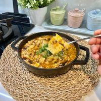 可能是豆腐、木湯匙、粥和顯示的文字是「 STAUD 」的圖像