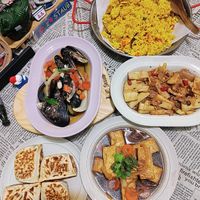可能是西班牙大鍋飯、豆腐、印度香料飯和炒麵的圖像