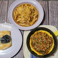 可能是豆腐、歐姆蛋、肉餡餅、牧羊人派、義大利麵和顯示的文字是「 T料理 JT料理學習日記 JT* SMVS STALI STAUE Ais 」的圖像