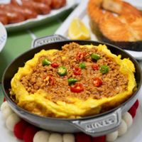 可能是炒飯、歐姆蛋、西班牙大鍋飯、豆腐和文字的圖像