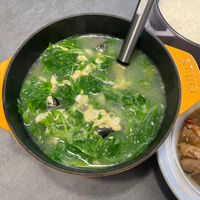 可能是燉小牛膝、粥和顯示的文字是「 STAUB ST STAUD 」的圖像