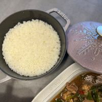可能是燉小牛膝和北非小米飯的圖像