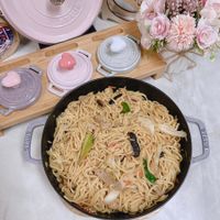 可能是義大利麵、炒麵和文字的圖像