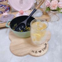 可能是泡茶器、木湯匙和文字的圖像