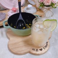可能是木湯匙、飲料和文字的圖像