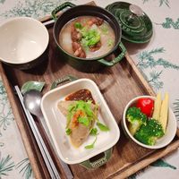 可能是火鍋、粥、豆腐和顯示的文字是「 SAYAS 815 STAUB ร่ ZWELLING ZWEKIN ZWILLING 楊太太廚房烘焙筆記 楊太太厨房」的圖像