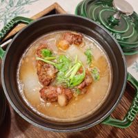 可能是粥、火鍋、燉小牛膝和文字的圖像