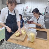 可能是 3 個人和半圓形餡餅的圖像