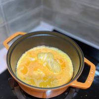 可能是蛋黃和起司火鍋的圖像