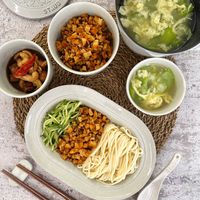 可能是拉麵、香菇、麵和豆腐的圖像