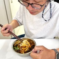 可能是 1 人、拉麵、炒麵和義大利麵的圖像