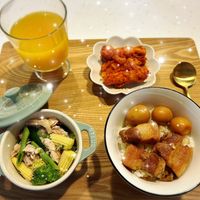 可能是豆腐、水波蛋和顯示的文字是「 SAASS en 4 STAUB 」的圖像