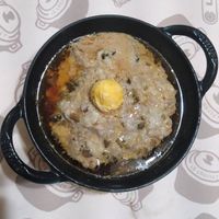 可能是粥、蛋黃、水波蛋、拉麵和顯示的文字是「 LECREUSET LE REUSE ن 日源 a ህሕጋድ CRE C EAE REUSET LECRCUSET CREUSET 」 的圖像