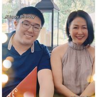 可能是 2 個人和文字的圖像