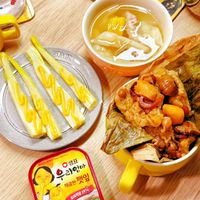 可能是拉麵、豆腐和顯示的文字是「 ΜανEM MONAGO STANB STAUB MA عوو SuGz 으리엄마 매콤한깻잎 깻잎 샘표 매콤한 오리지널 1976 」 的圖像