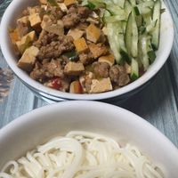 可能是麵、豆腐、炒麵和拉麵的圖像