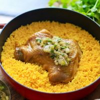 可能是北非小米飯、燉小牛膝和印度香料飯的圖像