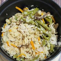可能是炒飯和顯示的文字是「 SKAUB 阿料理 理學習日記 对料理學習日記 fok) 」的圖像