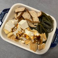 可能是拉麵、火鍋、豆腐、麵和顯示的文字是「 STAUG 」的圖像