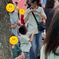 可能是 ‎5 個人、小孩、樹和‎顯示的文字是「 ‎๔ " 利幼兒園 ت 1 ١ا Pe3ce6и! ecemeal permeal eaH ህ "‎ 」‎‎ 的圖像