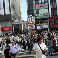可能是一或多人、人群、街道和顯示的文字是「 suumo スーモカワンラー 3F Hー ETTENED 500 7 NOeeet FSLAN ボーツジュエン 鳥福3Ｆ 福 3F フードホール 上野郵技町中央通り DOm DE omrem re my mr OUTLET 当ビル１F Soba Tempura Tendon 2F ዱተህ ねぎし。 ねき B1 สถอย 」的圖像
