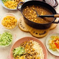 可能是義大利麵、拉麵、炒麵、火鍋、麵、豆腐和文字的圖像
