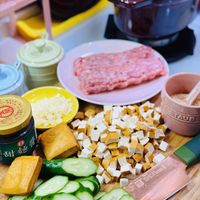 可能是起司火鍋、火鍋、豆腐和文字的圖像