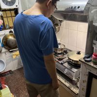 可能是 1 人和泡茶器的圖像