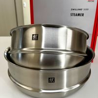 可能是‎顯示的文字是「 ‎K 烘 EWILLING ZWILLING ZWILLINGSUVER SILVER STEAMER ل‎ 」‎的圖像