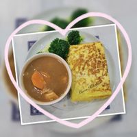 可能是歐姆蛋和顯示的文字是「 MoonKitchen Kitchen Kit chen Moon 」的圖像