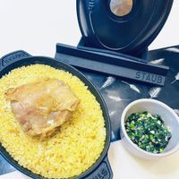 可能是西班牙大鍋飯、印度香料飯、北非小米飯、燉小牛膝、炒飯和文字的圖像