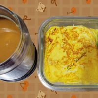 可能是‎歐姆蛋和‎顯示的文字是「 ‎م MoonKitchen Hoor Hoon Kitehen 中ーや o 8nd‎ 」‎‎ 的圖像