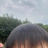可能是 1 人、瀏海和雲的圖像