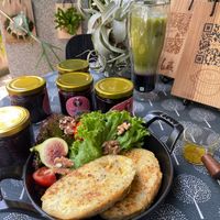可能是英式瑪芬、無花果、肉餡餅和文字的圖像