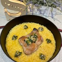 可能是燉小牛膝、北非小米飯和文字的圖像