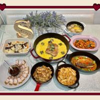可能是炒麵、豆腐、麵、粥、西班牙大鍋飯、火鍋和文字的圖像