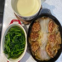 可能是顯示的文字是「 STAUB TAU 8IS 」的圖像