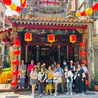 可能是 9 個人、寺廟和文字的圖像