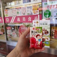 可能是 ‎1 人和‎顯示的文字是「‎最美 日1で 51 義美食品 自/義美食品生 美 52 ano 0S(88:03 包糕臨 IMEI وي 義美 寶吉純果汁 ロ本ピスノ 100% 蘋果 蘋 果‎」‎‎ 的圖像