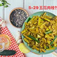 可能是炒麵、豆腐、義大利麵和顯示的文字是「 5-29五花肉桂竹 5-29 」的圖像