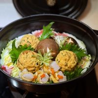 可能是炸丸子、豆腐和火鍋的圖像