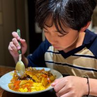 可能是 1 人、小孩、燉小牛膝、字母湯和義大利麵的圖像