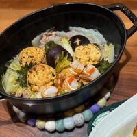 可能是西班牙大鍋飯、火鍋、豆腐和炸丸子的圖像