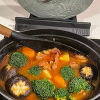 可能是火鍋、燉小牛膝和文字的圖像